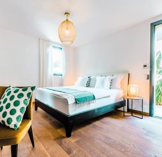 Jetset - Schlafzimmer Store in weiß/creme, Nachttisch, Zierkissen in grün/weiß gepunktet, Bettüberwurf in grün